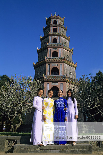 Thien Mu-Pagode (Pagode der himmlischen Frau) mit den Mädchen  Hue  UNESCO Weltkulturerbe  North Central Coast  Vietnam  Indochina  Südostasien  Asien
