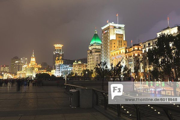 Der Bund beleuchtet in der Nacht  Shanghai  China  Asien