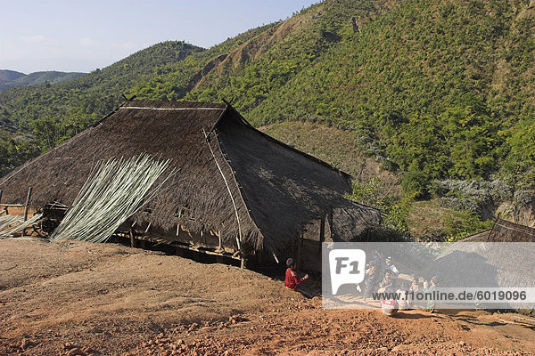 Außenaufnahme rutschen Wohnhaus Reetdach Myanmar Asien Schlamm Shan Staat Hang