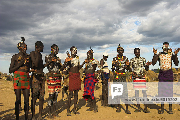 Karo Menschen mit Bodypainting  hergestellt aus Vermischung tierische Pigmente mit Lehm  tanzen  Kolcho Dorf  unteren Omo-Tal  Äthiopien  Afrika