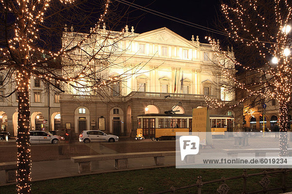 Teatro alla Scala zu Weihnachten  Mailand  Lombardei  Italien  Europa