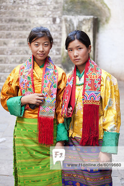 Zwei junge Frau im bunten Nationaltracht am Wangdue Phodrang Tsechu  Wangdue Phodrang Dzong  Wangdue Phodrang (Wangdi)  Bhutan  Asien