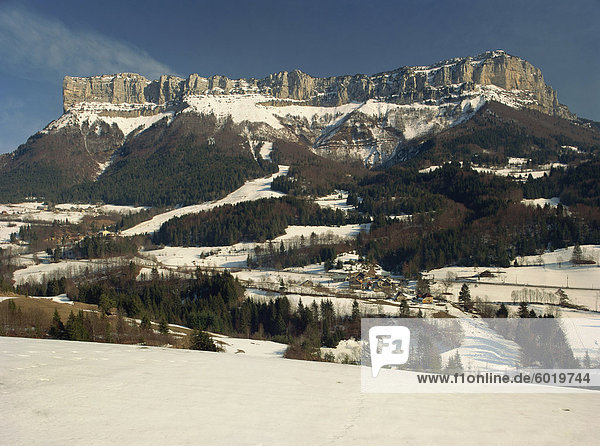 Winterlandschaft mit Schnee und Berge in der Chartreuse in der Nähe von Chambéry  Rhône-Alpes  französische Alpen  Frankreich  Europa