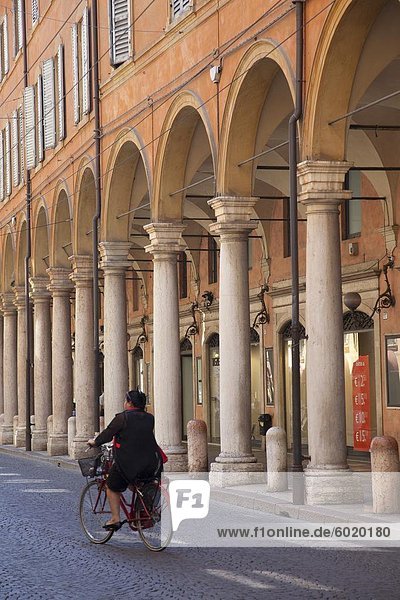 Arcade-Bögen und Radsportler  Modena  Emilia-Romagna  Italien  Europa
