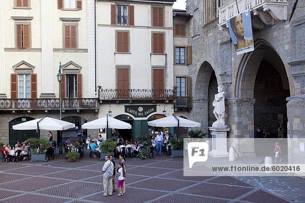 Cafe und Statue  Piazza Vecchia  Bergamo  Lombardei  Italien  Europa
