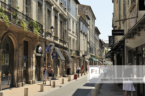 Eine der wichtigsten Einkaufs-Straßen  Avignon  Provence  Frankreich  Europa