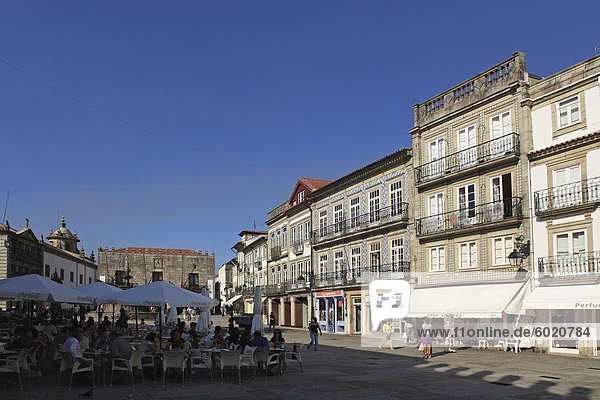 Hauptplatz (Praca da Republica) mit Straßencafés und Azulejo bekleideten Gebäuden Viana do Castelo Minho Portugal Europa