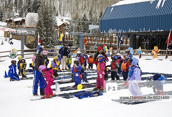 Kinder lernen  auf Lionshead Village  Vail Ski Resort  Rocky Mountains  Colorado  Vereinigte Staaten von Amerika  Nordamerika ski