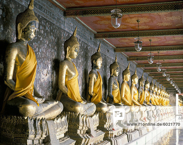 Sitzende Buddha-Statuen  Wat Suthat  Bangkok  Thailand  Südostasien  Asien