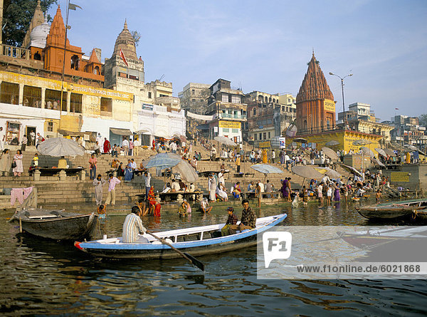 Hinduistischen heiligen Fluss Ganges (Ganga) am Dasasvamedha Ghat  Varanasi (Benares)  Bundesstaat Uttar Pradesh  Indien  Asien