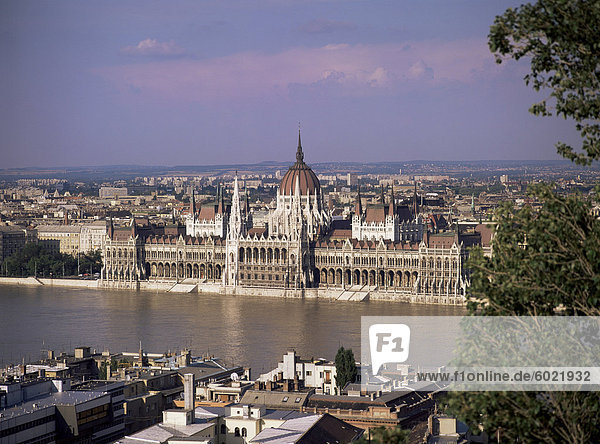 Parlamentsgebäude und der Donau  Budapest  Ungarn  Europa