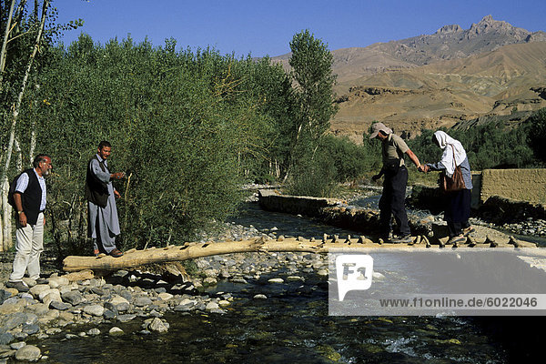 Touristen  die Kreuzung Protokoll zu überbrücken  Kakrak-Tal  Bamiyan  Afghanistan  Asien
