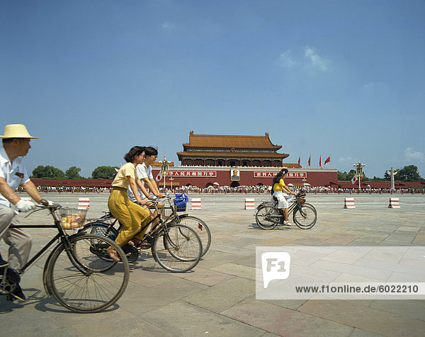 Menschen  die Radfahren durch Tiananmen-Platz außerhalb der verbotenen Stadt  Peking  China  Asien