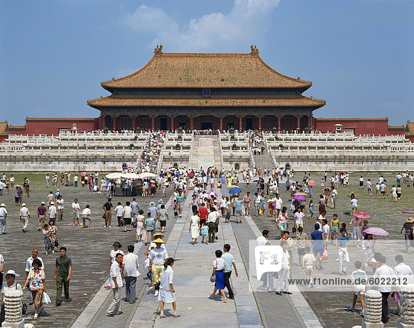 Menschenmassen vor der Halle der höchsten Harmonie  Hofburg  Verbotene Stadt  Peking  China  Asien