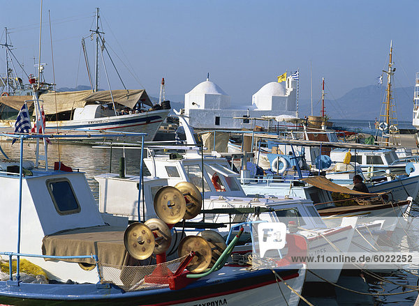 Fischerboote vor Anker im Hafen von Ägina Stadt  Aegina  Argo Saronischen Inseln  griechische Inseln  Griechenland  Europa