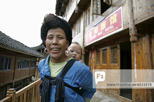 Frau von Berg-Stamm der Yao-Minderheit mit Enkelkind  terrassierte Longsheng Reisfeldern  Provinz Guangxi  China  Asien