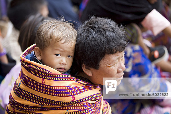 Pilgrims  Buddhist festival (Tsechu)  Trashi Chhoe Dzong  Thimphu  Bhutan  Asia