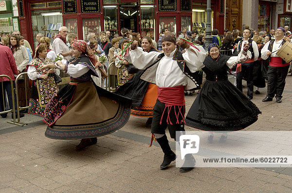 Tanzt die Jota während des Fiesta del Pilar  Saragossa  Spanien  Europas