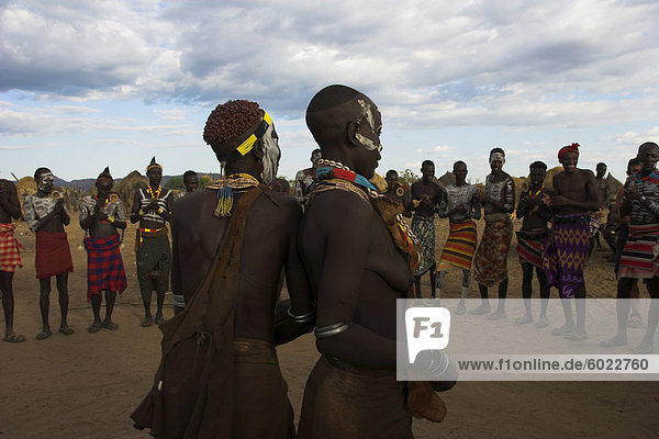 Karo Menschen mit Bodypainting  hergestellt aus Vermischung tierische Pigmente mit Lehm  tanzen  Kolcho Dorf  unteren Omo-Tal  Äthiopien  Afrika