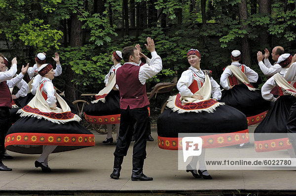 Traditional Latvian folk dancing  performed at the Latvian Open Air Ethnographic Museum (Latvijas etnografiskais brivdabas muzejs)  near Riga  Latvia  Baltic States  Europe