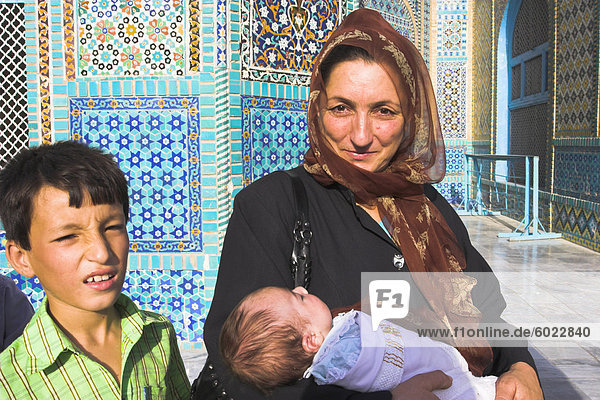 Frau und ihre Kinder auf dem Schrein von Hazrat Ali der 661 ermordet wurde  Mazar-I-Sharif  Provinz Balkh  Afghanistan  Asien