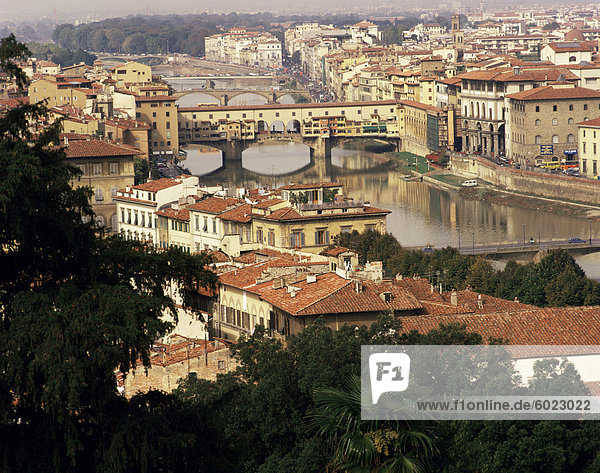 Blick über die Stadt  einschließlich des Flusses Arno  die Ponte Vecchio und die Uffizien  Florenz  Toskana  Italien  Europa