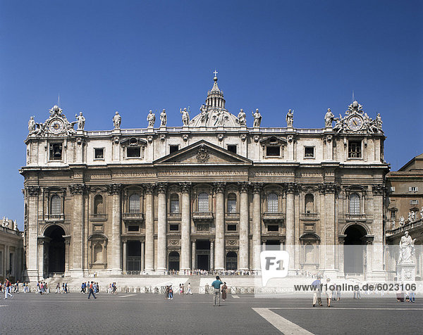 Fassade von St. Peter  Statuen  Vatikan  Rom  Latium  Italien  Europa