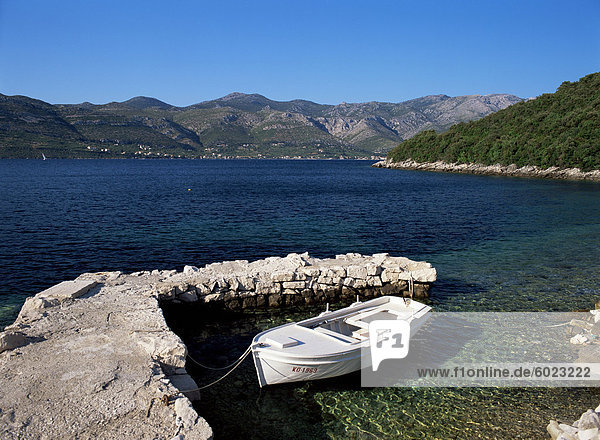 Ein kleines Boot im klaren See vor der Insel Korcula  Dalmatien  Kroatien  Europa
