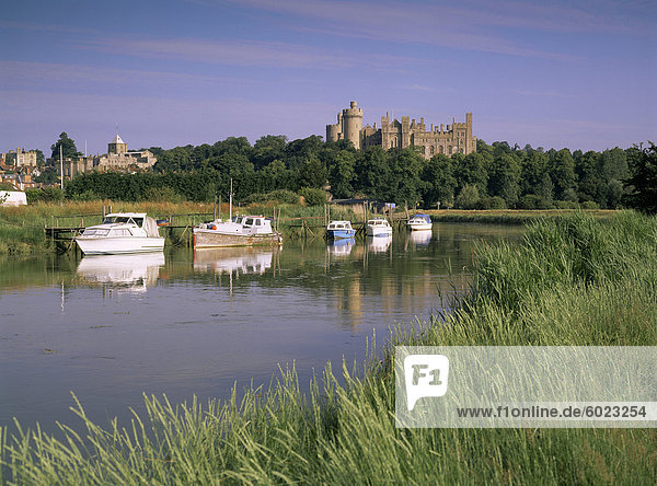 Fluss Arun und Schloss  Arundel  West Sussex  England  Vereinigtes Königreich  Europa