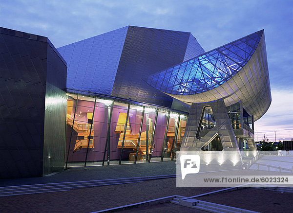 Die Lowry-Galerie in der Abenddämmerung  Salford  Manchester  England  Vereinigtes Königreich  Europa
