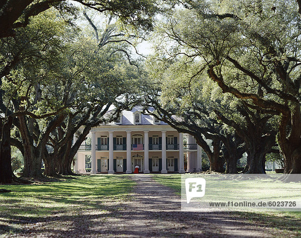Exterior of Plantation Home  Oak Alley  New Orleans  Louisiana  United States of America (USA)  North America