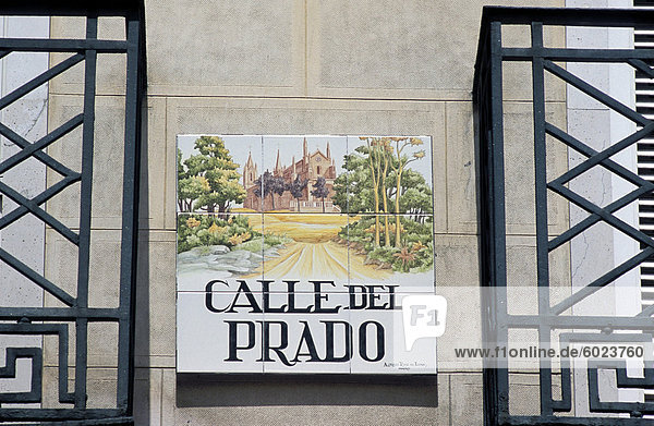 Nahaufnahme von einer Fliese Straßenschild  Calle del Prado  Centro  Madrid  Spanien  Europa