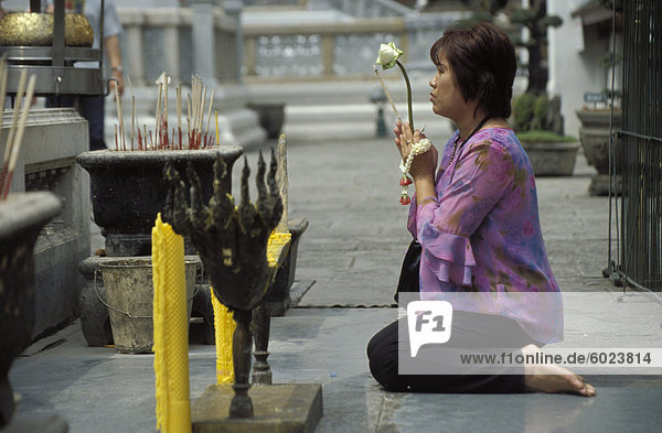 Thailändische buddhistische Frau beten im Tempel  Wat Phra Kaeo (Wat Phra Kaeo)  Königlicher Palast  Bangkok  Thailand  Südostasien  Asien