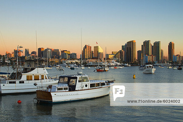 Yachten und Skyline von San Diego Kalifornien Vereinigte Staaten von Amerika Nordamerika