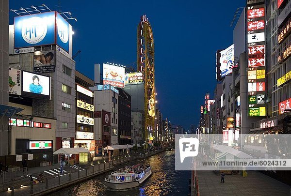 Informationsschalter Boot auf Dotonbori Fluss gleitet vorbei an Geschäften und Restaurants in Namba  Osaka  Japan  Asien