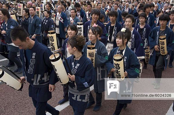 Menschen  die Laternen während des Gotenyatai-Hikimawashi-Festivals in Hamamatsu  Shizuoka  Japan  Asien