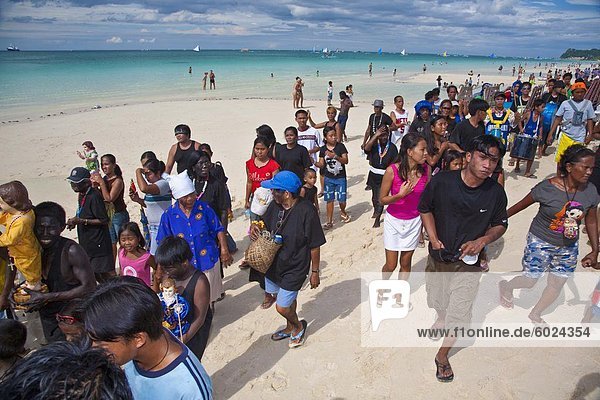 Umzug entlang White Beach während der Ati-Atihan Festival  ein jährliches fest zu Ehren der Santo Nino  Boracay  Aklan  Philippinen  Südostasien  Asien