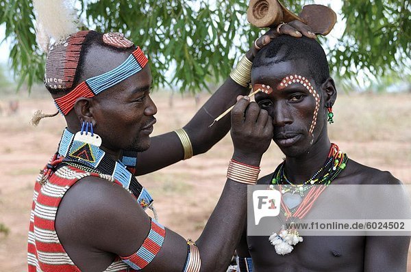Zwei Männer aus dem Stamm der Hamer Vorbereitung für den Sprung der Bull Zeremonie  Omo-Tal  Southern Ethiopia  Äthiopien  Afrika