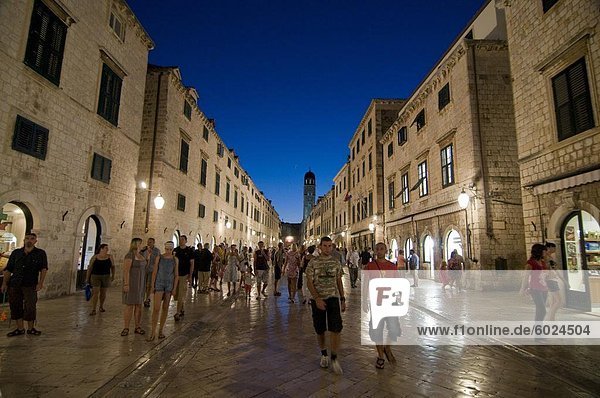 Die Fußgängerzone in der Altstadt von Dubrovnik bei Nacht  Kroatien  Europa