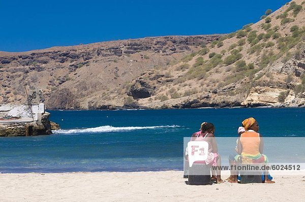 Zwei Frauen sitzen auf dem sandigen Strand reden  Tarrafal  Santiago  Cabo Verde  Afrika