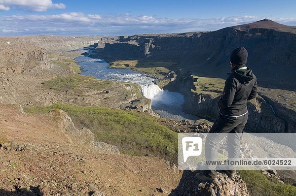 Mädchen bewundern die spektakuläre Landschaft der Jokulsarglijufur Nationalpark  Island  Polarregionen