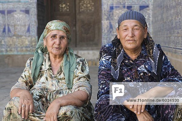 Alte gekleidet traditionell Frauen in den Palästen von Chiwa  Usbekistan  Zentralasien  Asien