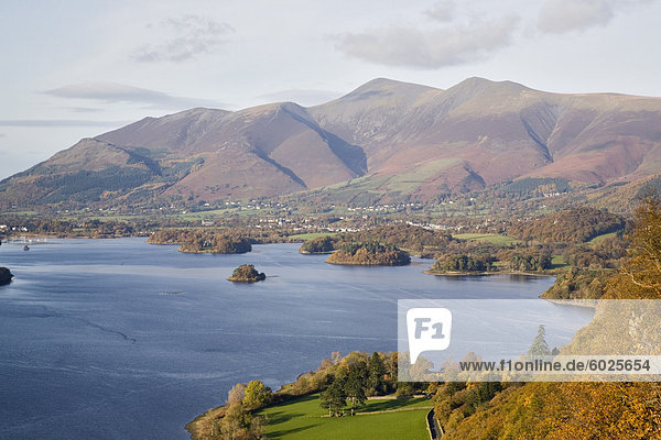 Blick über Derwent Water Keswick und Skiddaw von der Watendlath Straße im Herbst Borrowdale Lake District-Nationalpark Cumbria England Vereinigtes Königreich Europa