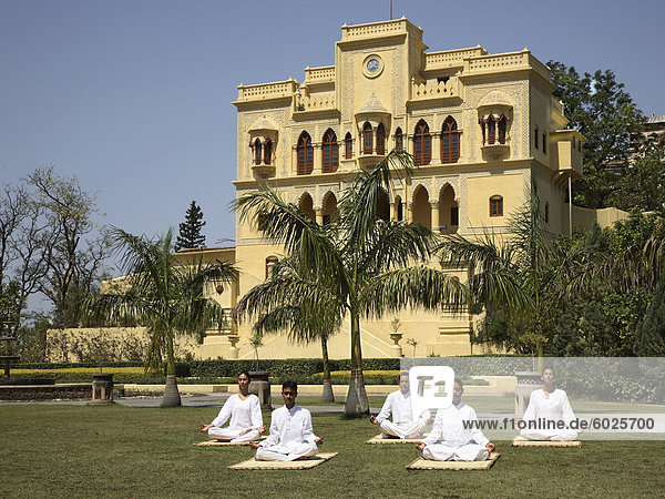 Yoga auf dem Rasen vor dem Palast in Ananda im Himalaya  Indien  Asien