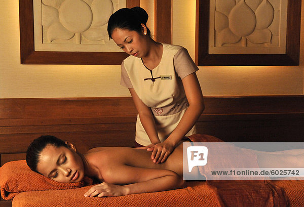 Hilot treatment  an ancient Filipino art of healing  at the Chi Spa at Shangri La Boracay Resort and Spa in Boracay  Philippines  Southeast Asia  Asioa
