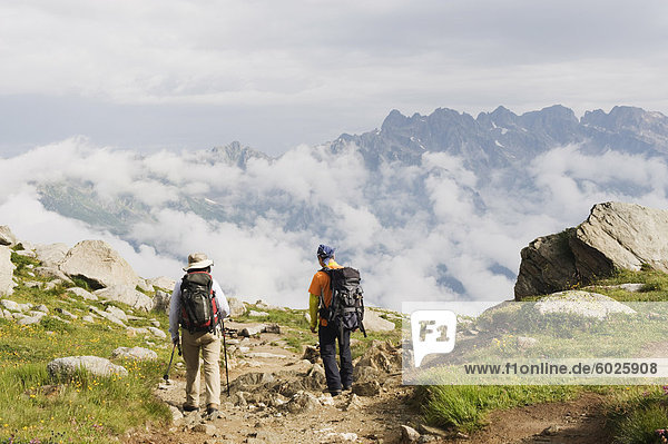 Wanderer über dem Tal von Chamonix  Rhone-Alpes  Frankreich  Europa