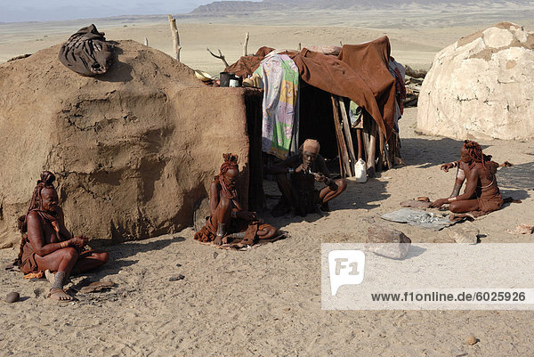 Mitglieder des Stammes der Himba entspannenden vor ihren Behausungen  Kaokoland  Namibia  Afrika