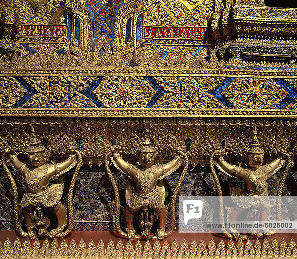 Garuda Dekorationen auf der Seite der Veranda von der Tempel des Smaragd-Buddha  Königlicher Palast  Bangkok  Thailand  Südostasien  Asien
