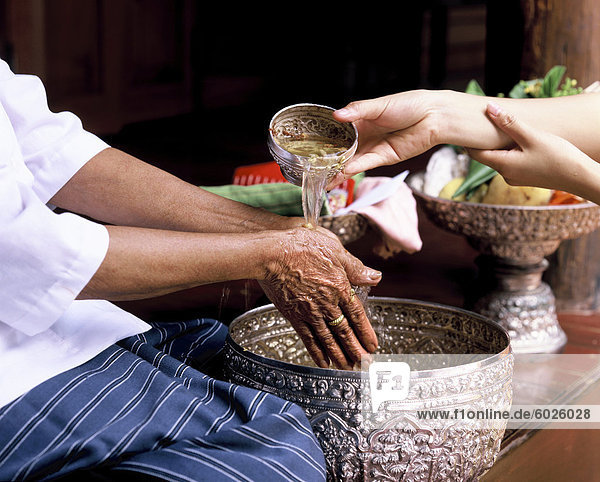 Thai Neujahr (Songkran)  die Zeremonie der Händewaschen älterer Menschen  Thailand  Südostasien  Asien