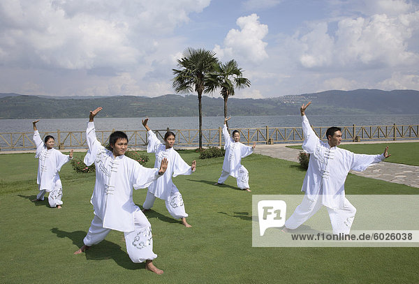 Tai Chi am See an der brillanten Resort & Spa in Kunming  Provinz Yunnan  China  Asien